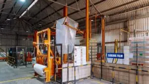 Máy đóng gói trong kho minh họa quy trình automation logistics