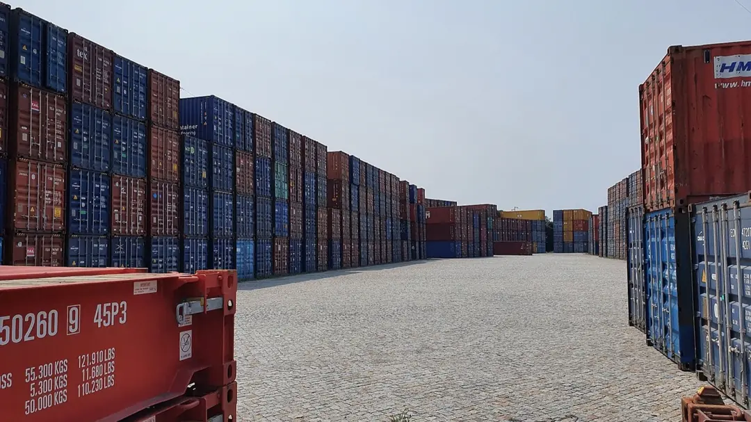 depot container dạng ảnh full-width minh họa dữ liệu tuyến vận chuyển