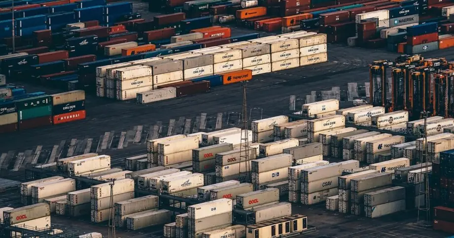 kho logistics với container và xe tải minh họa seo logistics theo khu vực phục vụ