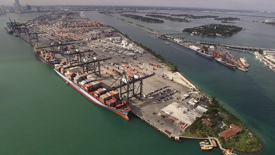 Cảng container nhìn từ trên cao minh họa cụm SEO logistics theo tuyến và khu vực