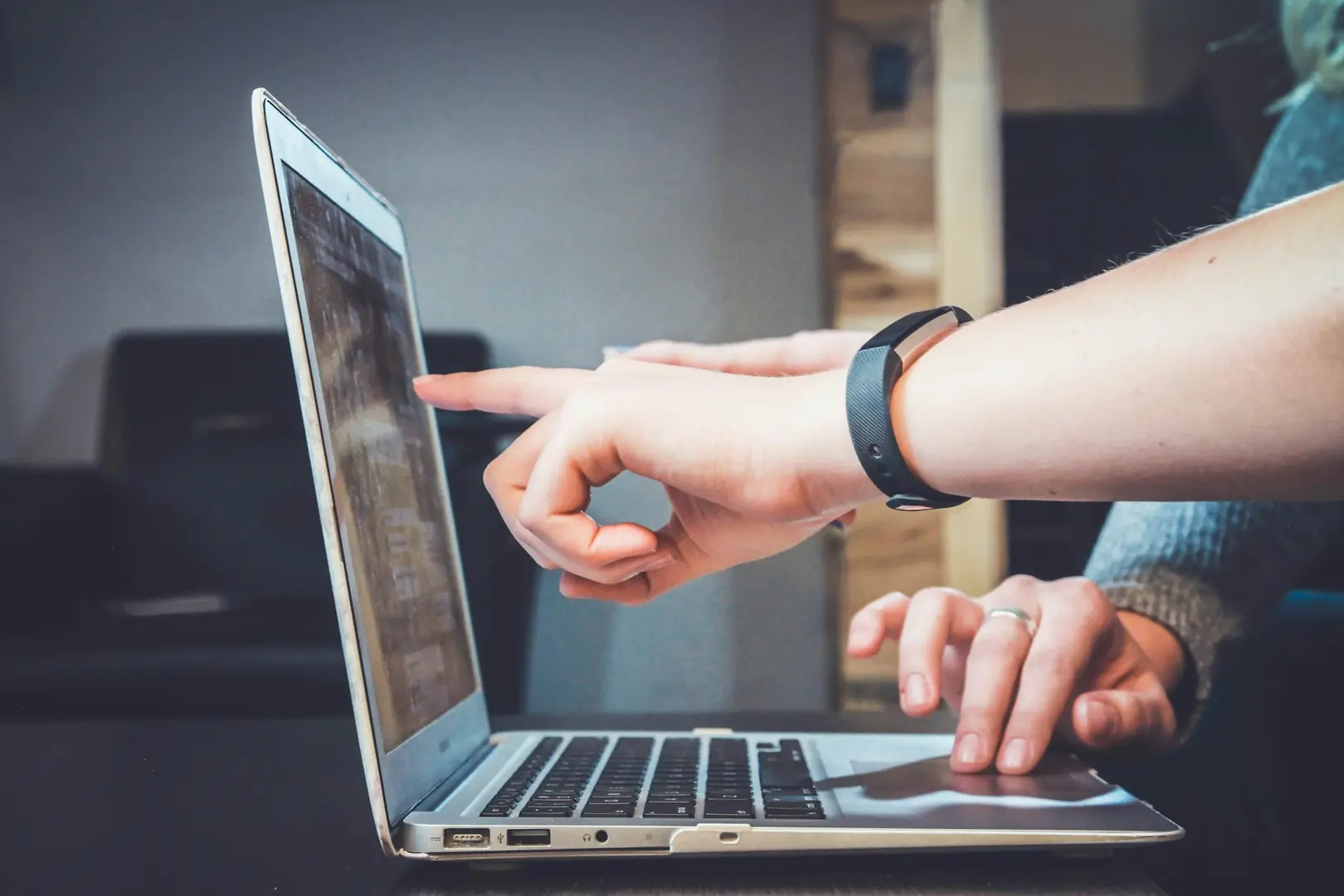 khách hàng thao tác trên laptop để tra cứu vận đơn online