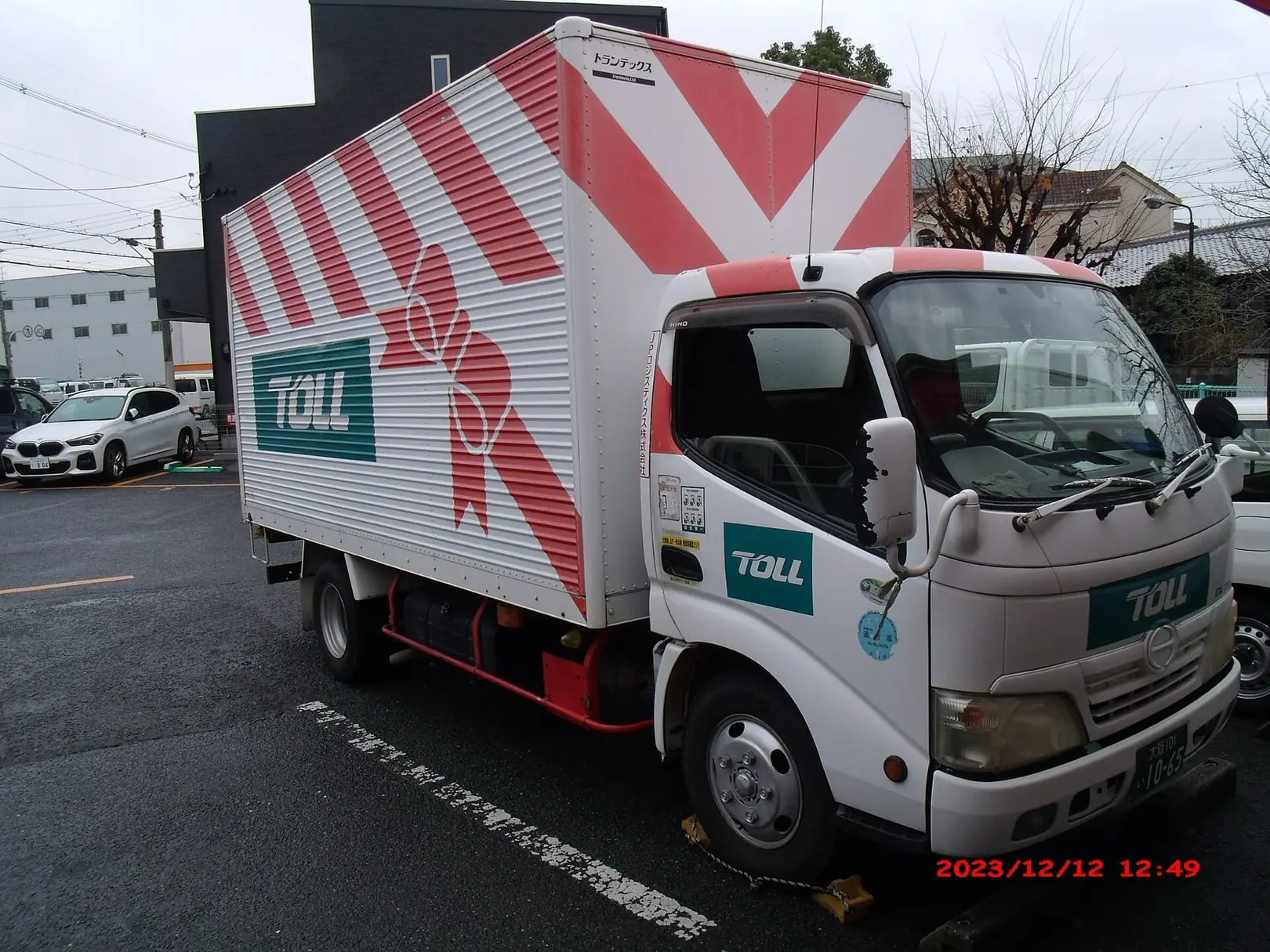xe tải logistics trên đường giao hàng minh họa trạng thái vận chuyển