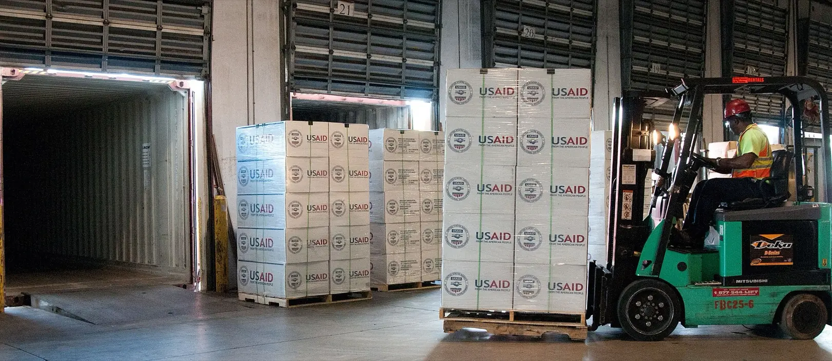 xe nâng vận hành trong kho logistics phục vụ cập nhật trạng thái hàng hóa
