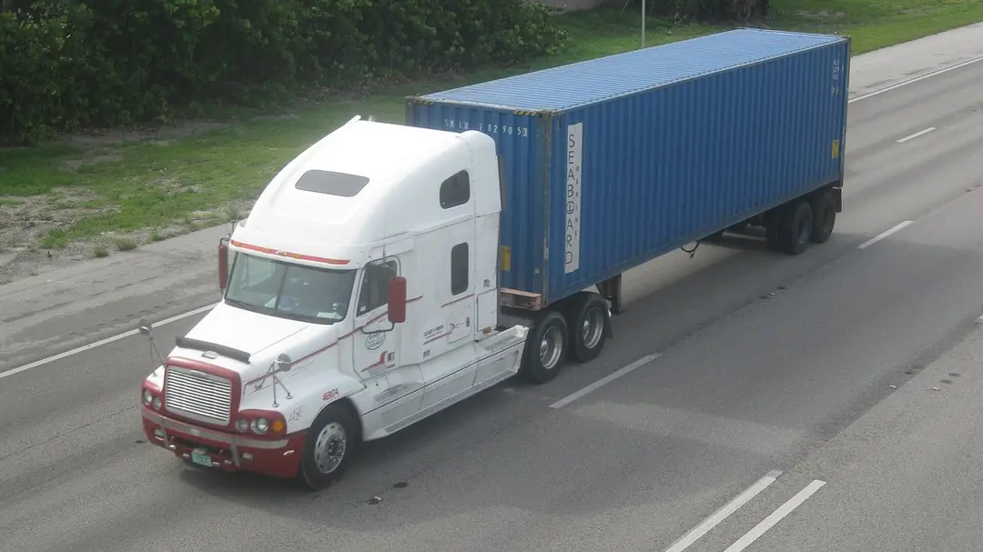 Xe tải container intermodal minh họa cấu trúc tuyến vận chuyển logistics